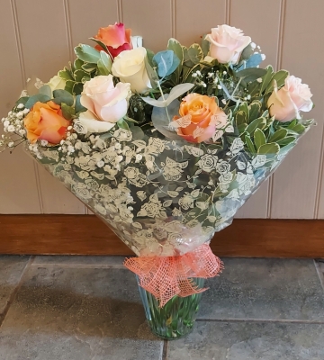 12 Luxury pastel roses in a vase